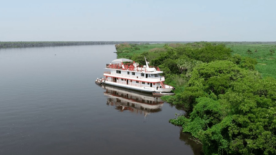 Passageiros contemplando o Pantanal durante experiência Xaraiés