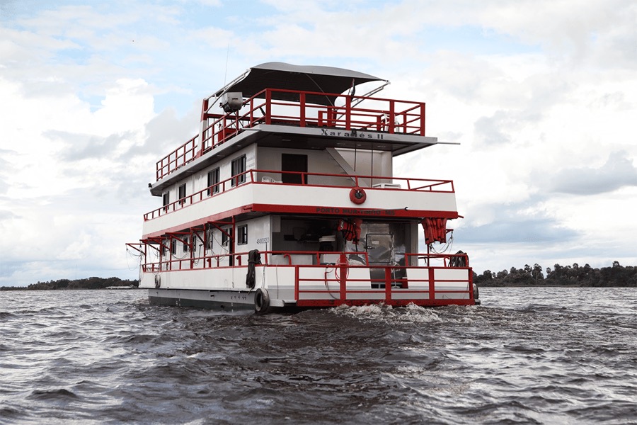 Experiência de navegação em barco-hotel no Pantanal